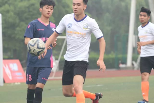 罗德里戈绯闻女友晒沙滩健美照 川字腹肌配小麦色